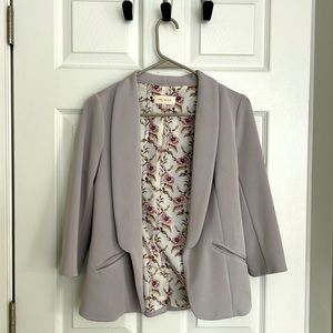 Light gray blazer with 3/4 arms